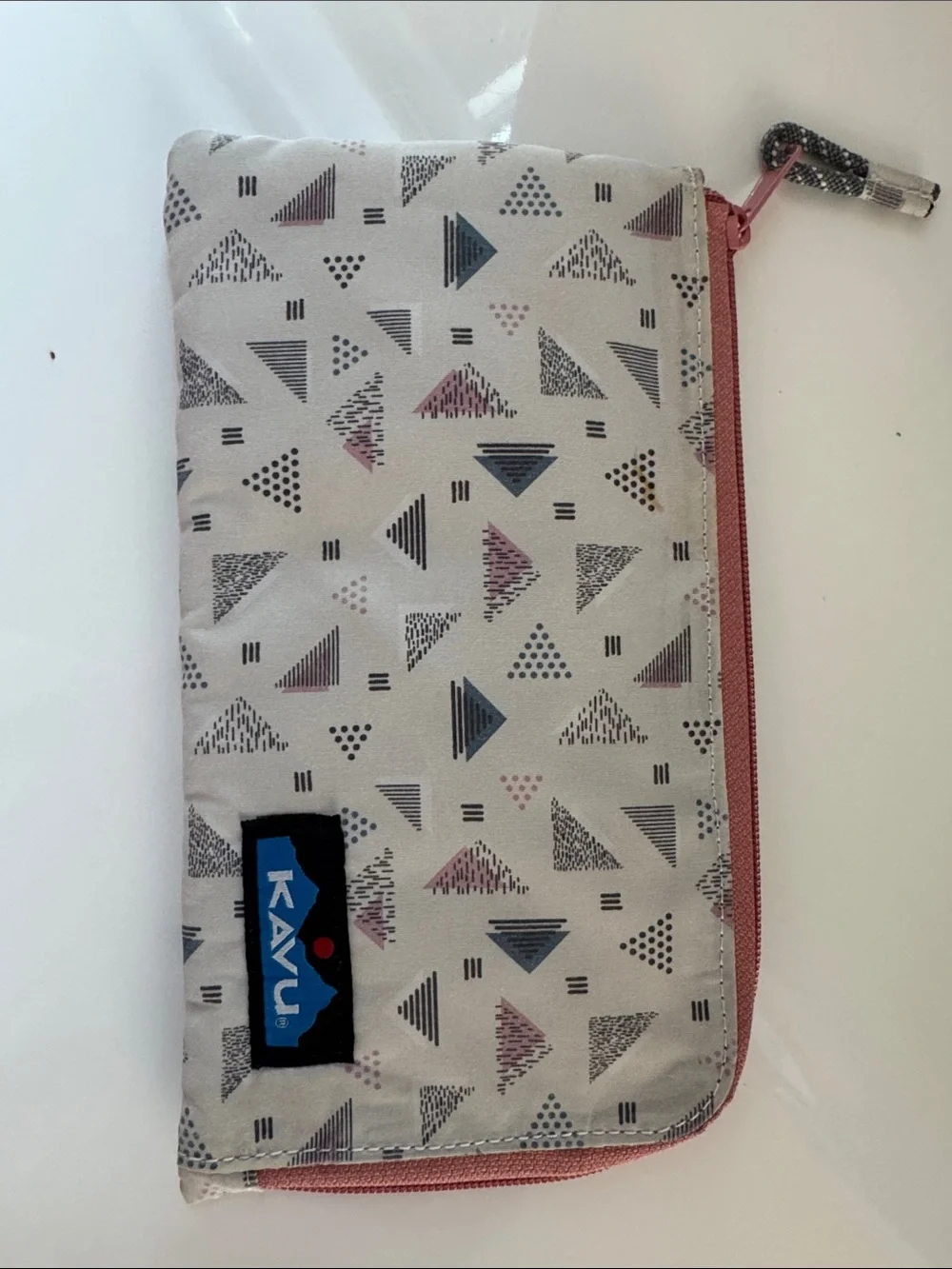 Kavu Geo Triangle Zip Wallet in Light Gray and Pink Trim